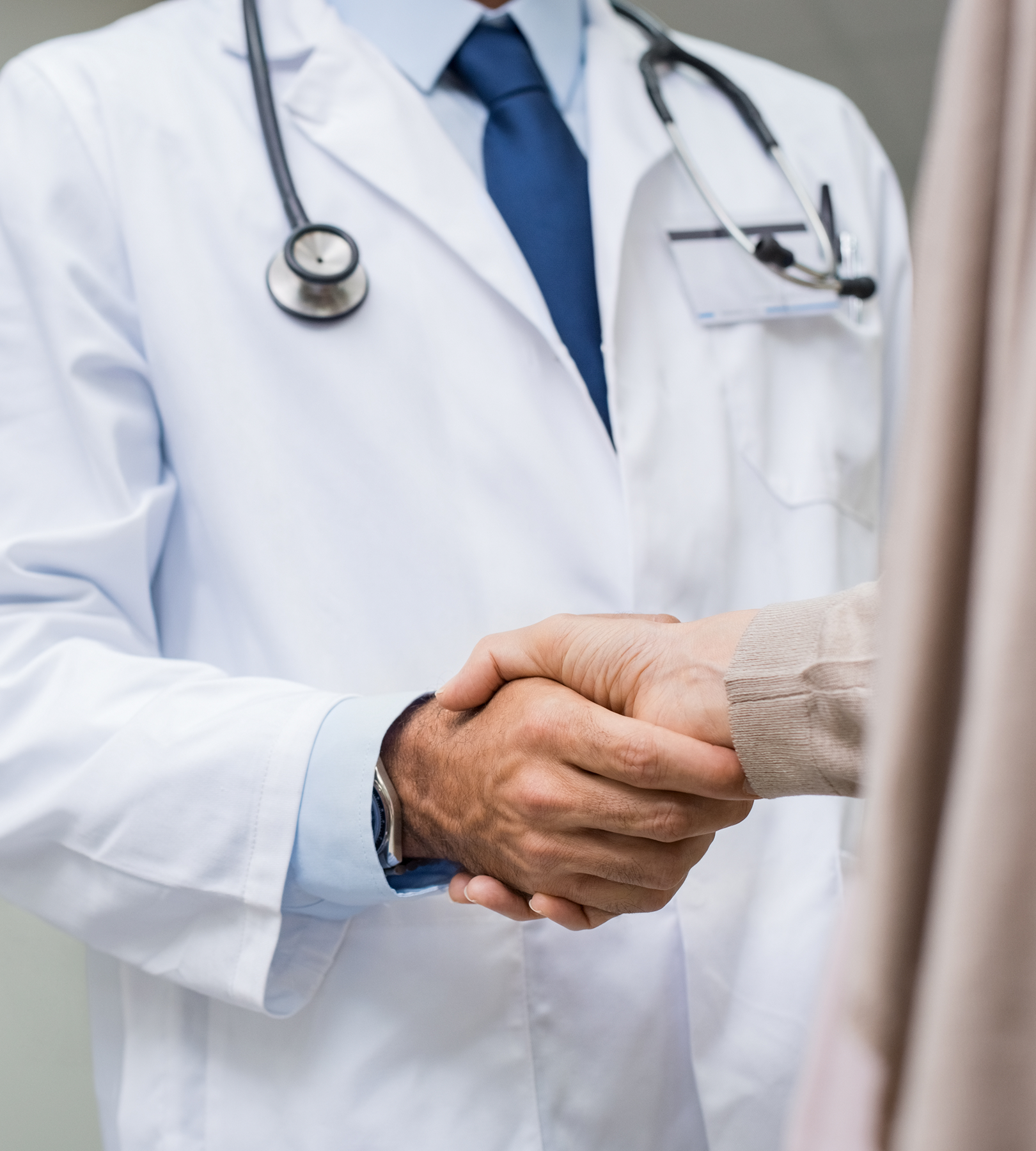 Doktor podaje rękę pacjentowi